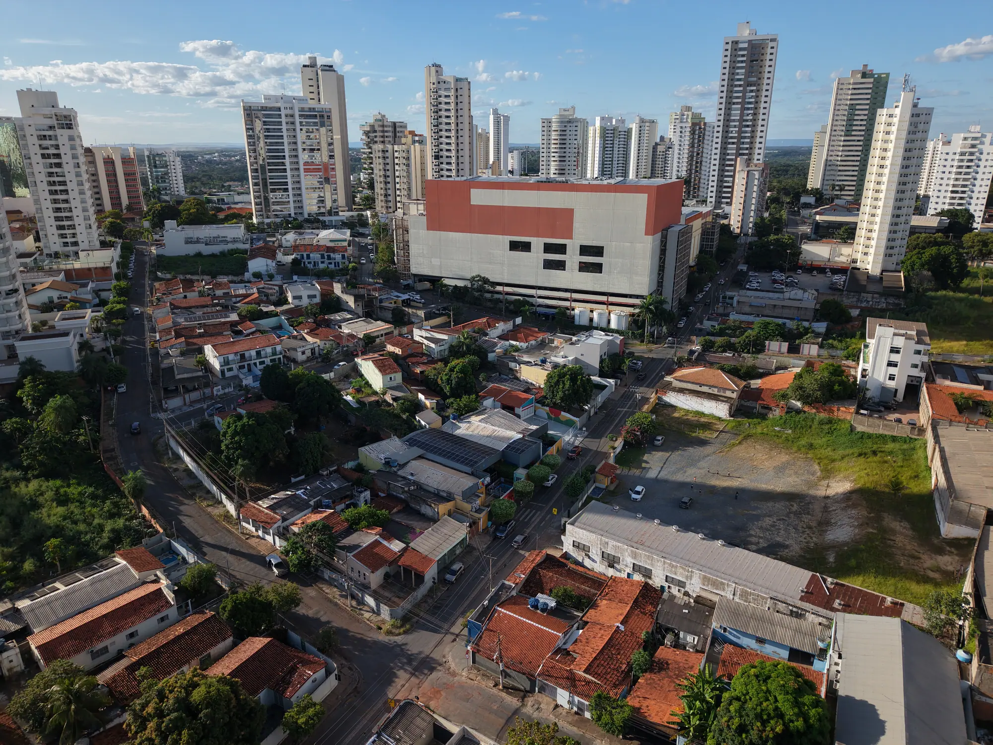Vista aérea do bairro Goiabeiras, em Cuiabá, onde fica o Amani
